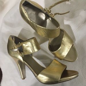 Trendy vintage metallic Gold Nine West heels size 7